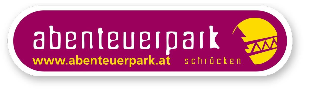 Eénkleurig logo van het avonturenpark in Schröcken. Het toont de naam en de website van het park in opvallende lettertypen en kleuren.