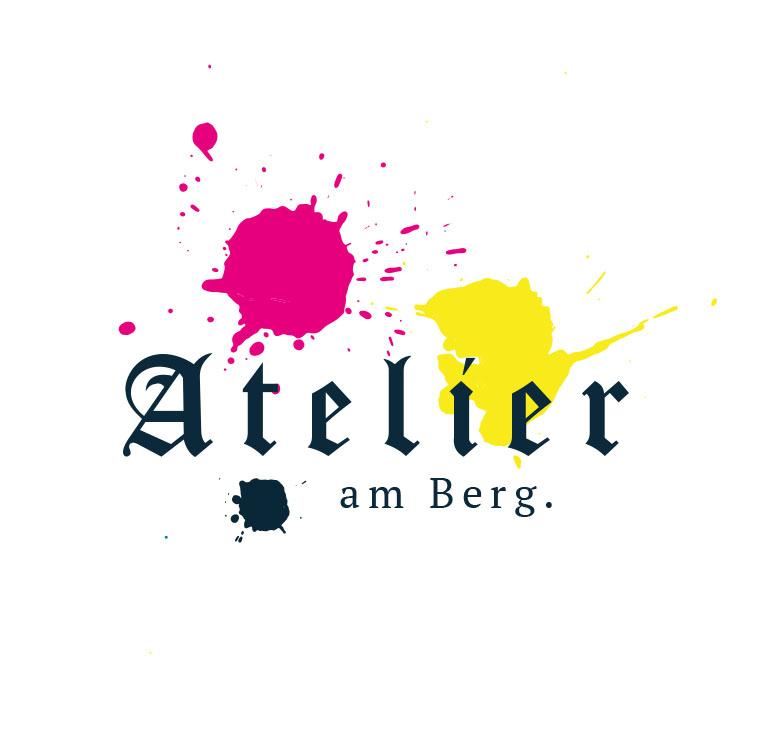 Een creatief logo met de tekst "Atelier am Berg". Kleurige verfspatten in roze, geel en zwart geven het ontwerp levendigheid.