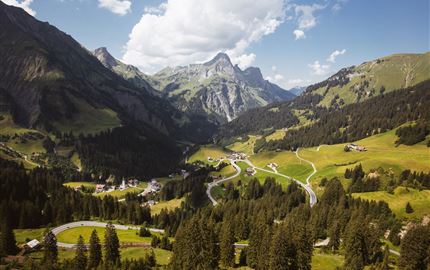 Hochkünzelspitze, Rechts davon das Rothorn und im Schatten der langgezogene Hochberg